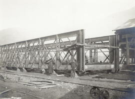 Construcción de puente metálico