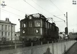 Locomotora eléctrica 211 de los Ferrocarriles Estatales Suecos (SJ), detenida en la estación de E...