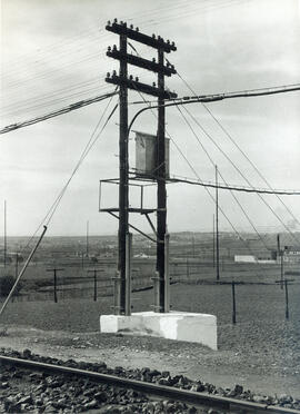 Poste de tendido aéreo con armario de control