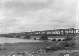 Puente sobre el río Esla, en el km 107,052 de la línea de Palencia a Coruña, entre los municipios...