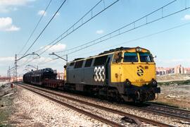 Locomotora diésel - eléctrica 333 - 077 de RENFE, fabricada por MACOSA y pintada en  amarillo y g...