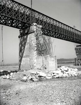 Sustitución del antiguo puente metálico de 11 tramos y 570,80 m sobre el río Guadiana, con vigas ...