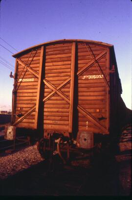 Vista parte trasera de vagón cerrado tipo J de madera