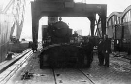 Desembarco de locomotoras de vapor del Ferrocarril del Langreo
