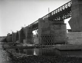 Sustitución del antiguo puente metálico de 11 tramos y 570,80 m sobre el río Guadiana, con vigas ...