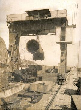 Grúa eléctrica de 50 toneladas con luz de 8 metros y provista de tres motores: uno de 40 H-P para...