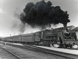 Locomotora 241 saliendo de Salamanca