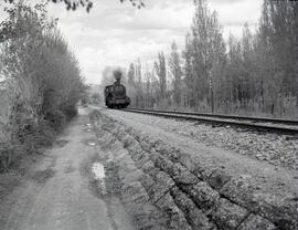 Locomotora de vapor sin identificar circulando por la línea de Villalba a Medina del Campo por Se...