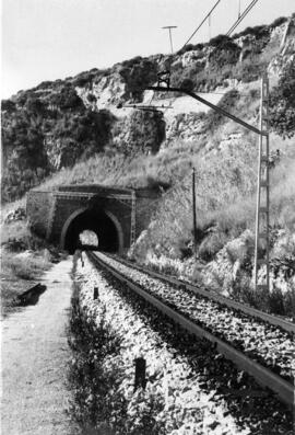Vista general de vías y entrada y salida de túnel dirección San Pol