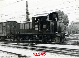 Locomotora de maniobras serie 303 - 045 - 9 (ex 10345)