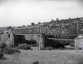 Puente metálico de dos tramos y 76 m, con vigas tipo Linville y Cruz de San Andrés. Situado en el...