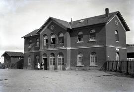 Estación de Cortes. Edificio de viajeros y servicios