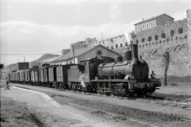 Composición de mercancías remolcada por la locomotora de vapor 040 - 2373 de la serie 040 - 2351 ...