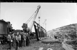 Grúas trabajando en la sustitución de tramos metálicos en el puente sobre el río Azuer de la líne...