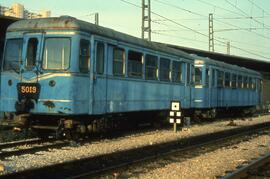 Composición de automotores diésel Ferrostaal de la serie 2000 / 5000 de FEVE, detenida en un luga...