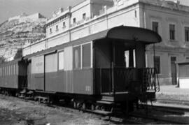 Furgón de equipajes DE - 1 detenido en la estación de Alicante de la línea de vía estrecha de Ali...