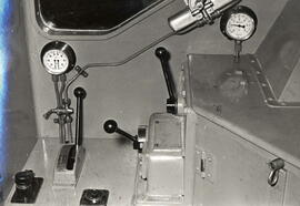 Detalle de los controles y palancas de la cabina de conducción de una locomotora diésel - eléctri...