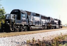 vista de las locomotoras IC, en el cruce IN/NS en Tolono, Illinois. IC-7140 y la IC-2865, ambas s...
