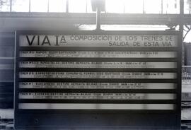 Estación de Madrid - Príncipe Pío. Rótulos "Vía I", etc.
