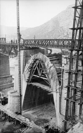 Puente de Matarraña IV, situado en el km 148,850 de la línea de Zaragoza a Barcelona, entre los m...