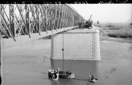 Puente sobre el río Guadalquivir a su paso por Lora del Río, en el km 82,561 de la línea Córdoba-...