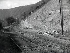 Estación de San Esteban del Sil. Salida estación, vías y paisaje