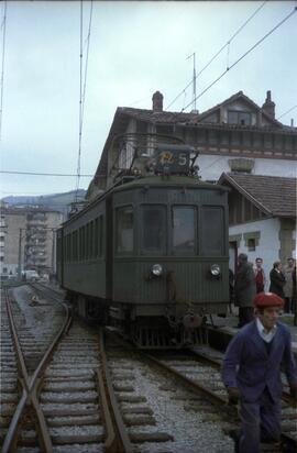 Automotor eléctrico nº 5 del Ferrocarril del Urola (Zumaya a Zumárraga), detenido en la estación ...