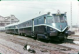 Automotor térmico diésel de la serie 595 TAF (Tren Automotor Fiat) de RENFE, ex. serie 9500, con ...