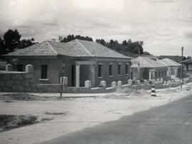 Vista de las viviendas para agentes ferroviarios en construcción en la estación de Taboadela