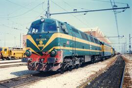 Locomotora diésel - eléctrica 333 - 001 de RENFE, fabricada por MACOSA, pintada en colores origin...