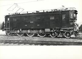 Vista de la locomotora eléctrica para trenes directos y ómnibus Ae 3/6 III 10261-71