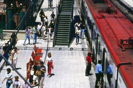 Viajeros y unidad de tren eléctrica o automotor eléctrico para servicio de Cercanías en Villaverd...