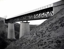 Viaducto metálico de 3 tramos y 104 m, con vigas en cruz de San Andrés y denominado Los Arroyuelo...