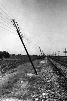 Postes de tendido aéreo inclinados por un temporal