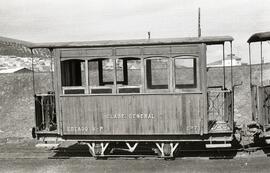 Coches de viajeros y vagón del Ferrocarril Valdepeñas a Puertollano