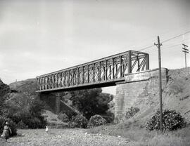 Puente metálico de un tramo y 55 m, con vigas tipo Linville. Situado en el km 285,058 de la línea...