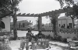 Terraza del bar de la estación de El Puerto de Santa María y automotor térmico diésel TAF de la s...