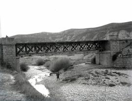Puente metálico de un solo tramo de la línea de Huesca a Canfranc, situado en un km sin determinar