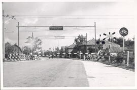 Automatic halfway barriers guarding a level crossing = Barreras automáticas guardando un paso a n...