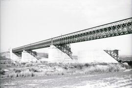 Sustitución del antiguo puente metálico sobre el río Guadiana. Línea de Mérida a Los Rosales (Sev...