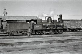 Composición de mercancías remolcada por locomotora de vapor 030 - 2055 de RENFE, (ex MZA 70) y fa...