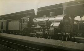 Locomotora de vapor estacionada en una estación australiana sin identificar