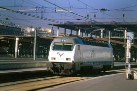 Locomotora eléctrica para alta velocidad 252 - 008 - 8 de RENFE en la estación Puerta de Atocha d...