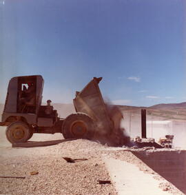 Dumper MOGURT, alimentando en machacadora primitiva