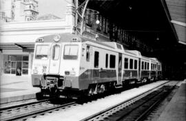 Automotor diésel de la serie 592 de RENFE, conocido como "Camello" y detenido en la est...