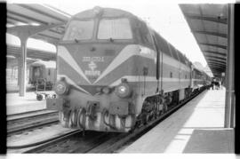 Expreso Puerta del Sol Madrid - París, remolcado por la locomotora diésel - eléctrica 333 - 070 -...