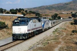 Locomotora diésel - eléctrica 333 - 107 de RENFE OPERADORA, fabricada por MACOSA, remolcando una ...