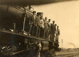 Personal ferroviario sobre una locomotora de vapor en La Robla (León)