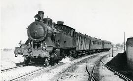 Tren Madrid Expreso entrando en Granada, remolcado por locomotora de vapor 141 - 0214 (serie RENF...