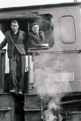 Maquinista y fogonero en la cabina de la locomotora 230 - 2071 de la serie 230 - 2065 a 2074 de R...